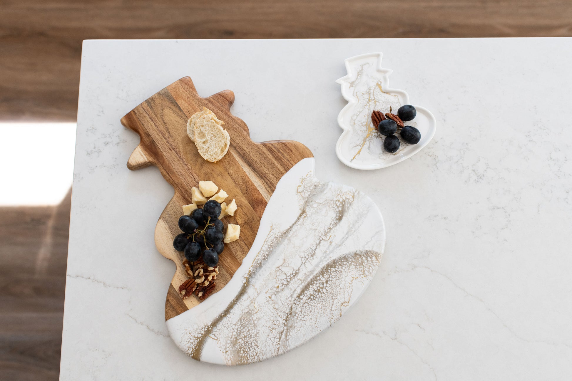 gold quartz snowman board and matching ceramic tray 