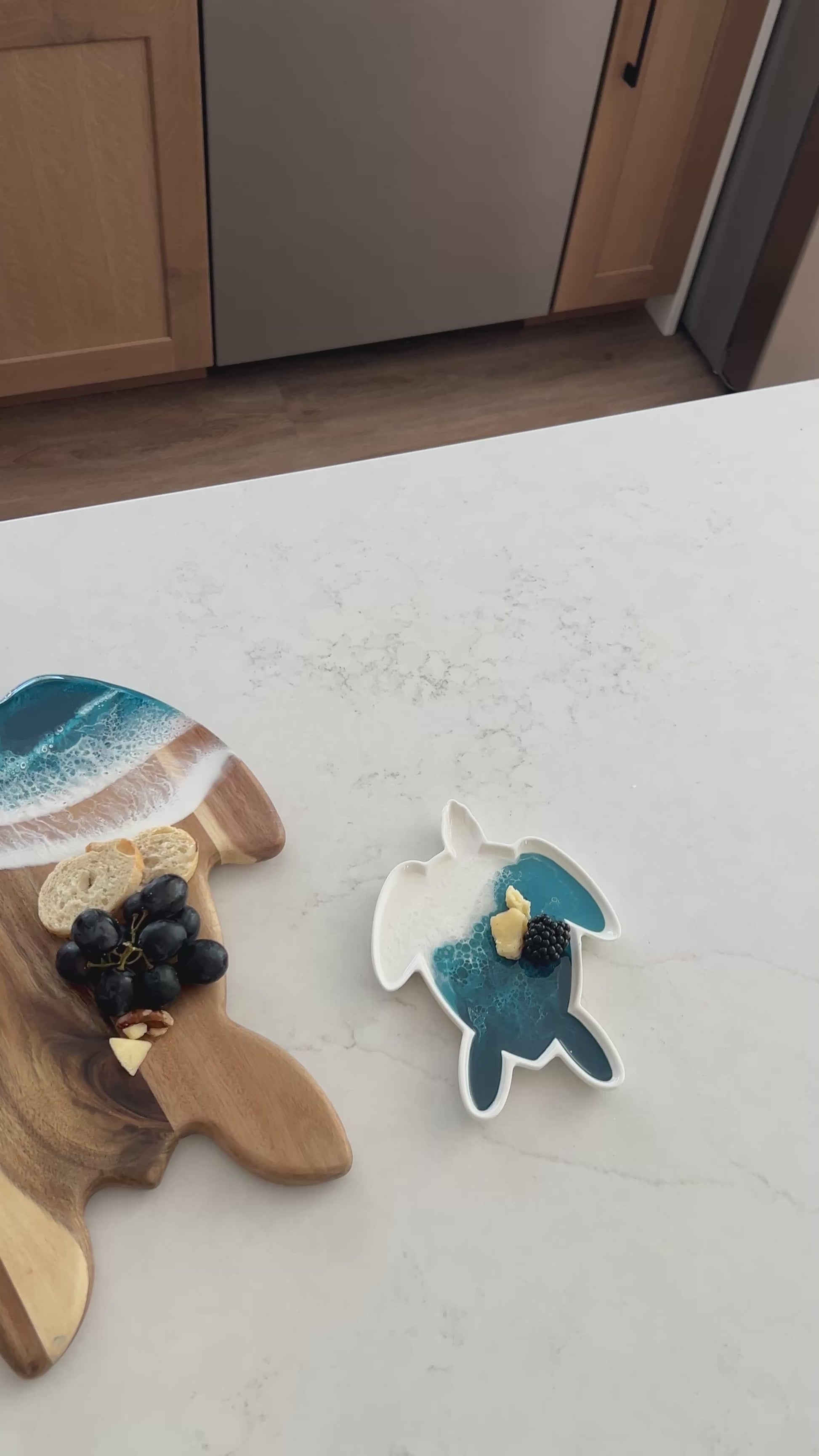 Video of the ocean turtle board and tray set on the kitchen counter 