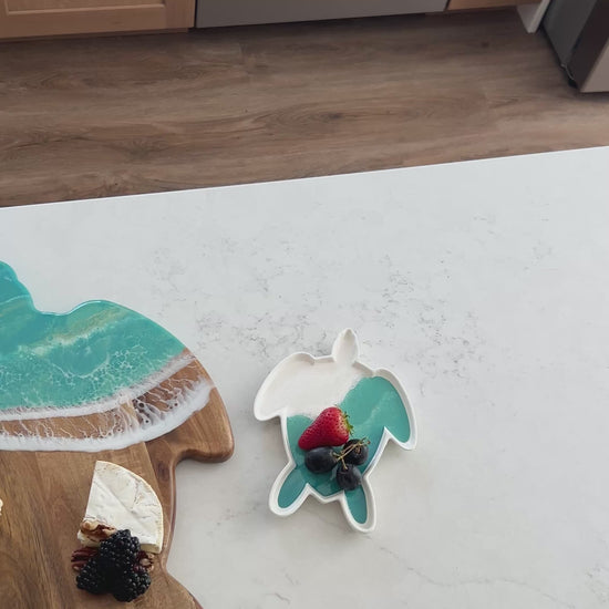video of the Caribbean blue turtle board and ceramic tray on the kitchen counter 