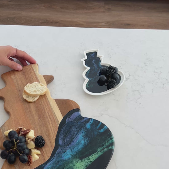Video of the northern lights snowman board and matching ceramic tray 