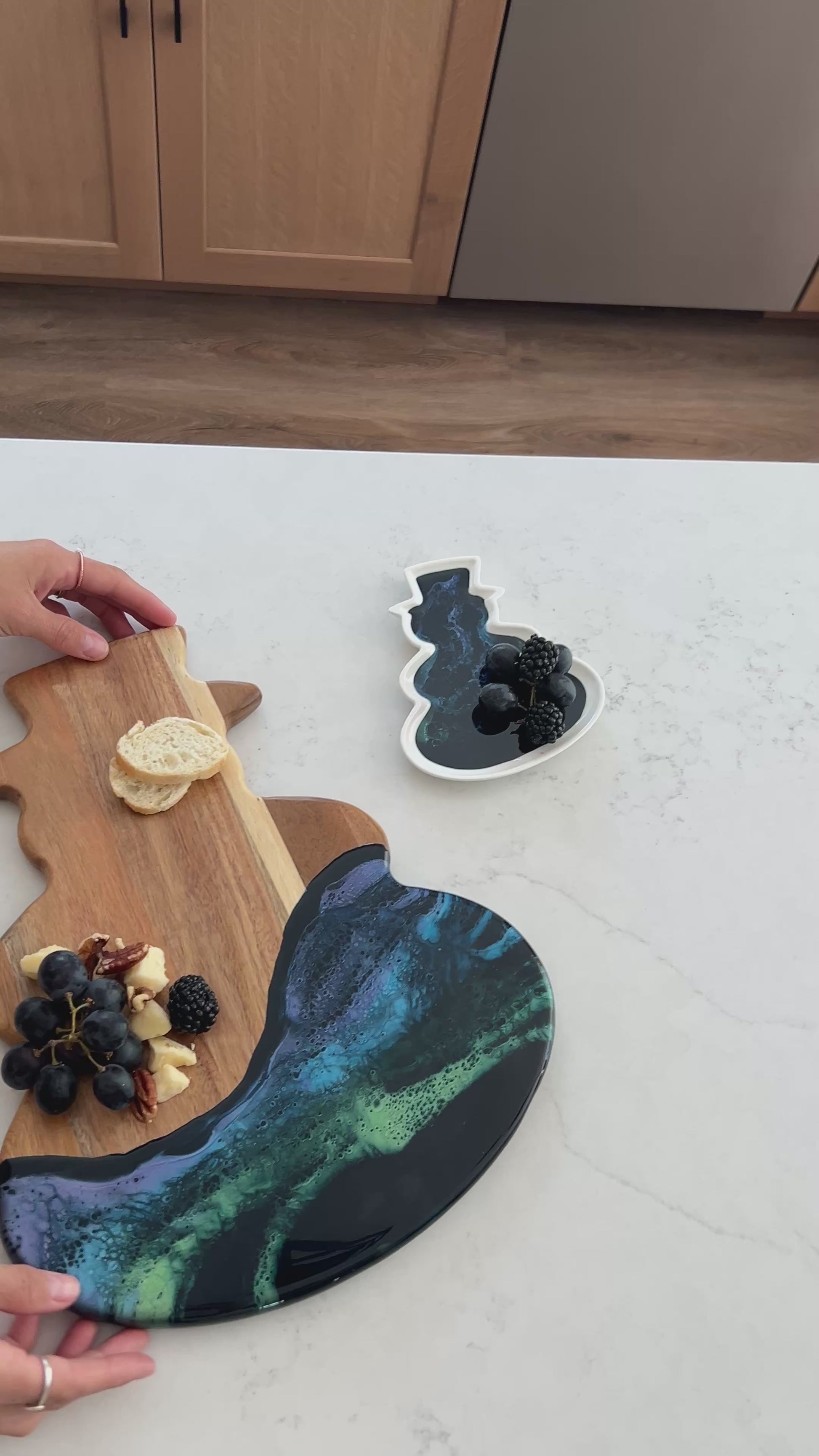 Video of the northern lights snowman board and matching ceramic tray 