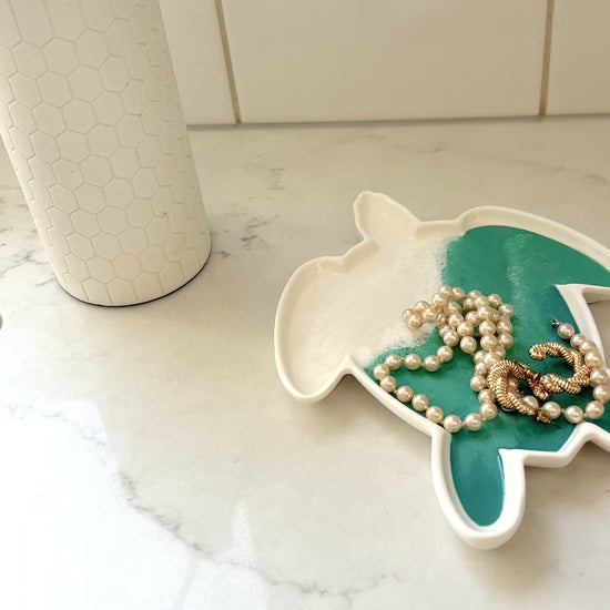 video of the caribbean blue turtle ceramic tray displayed on a kitchen counter 