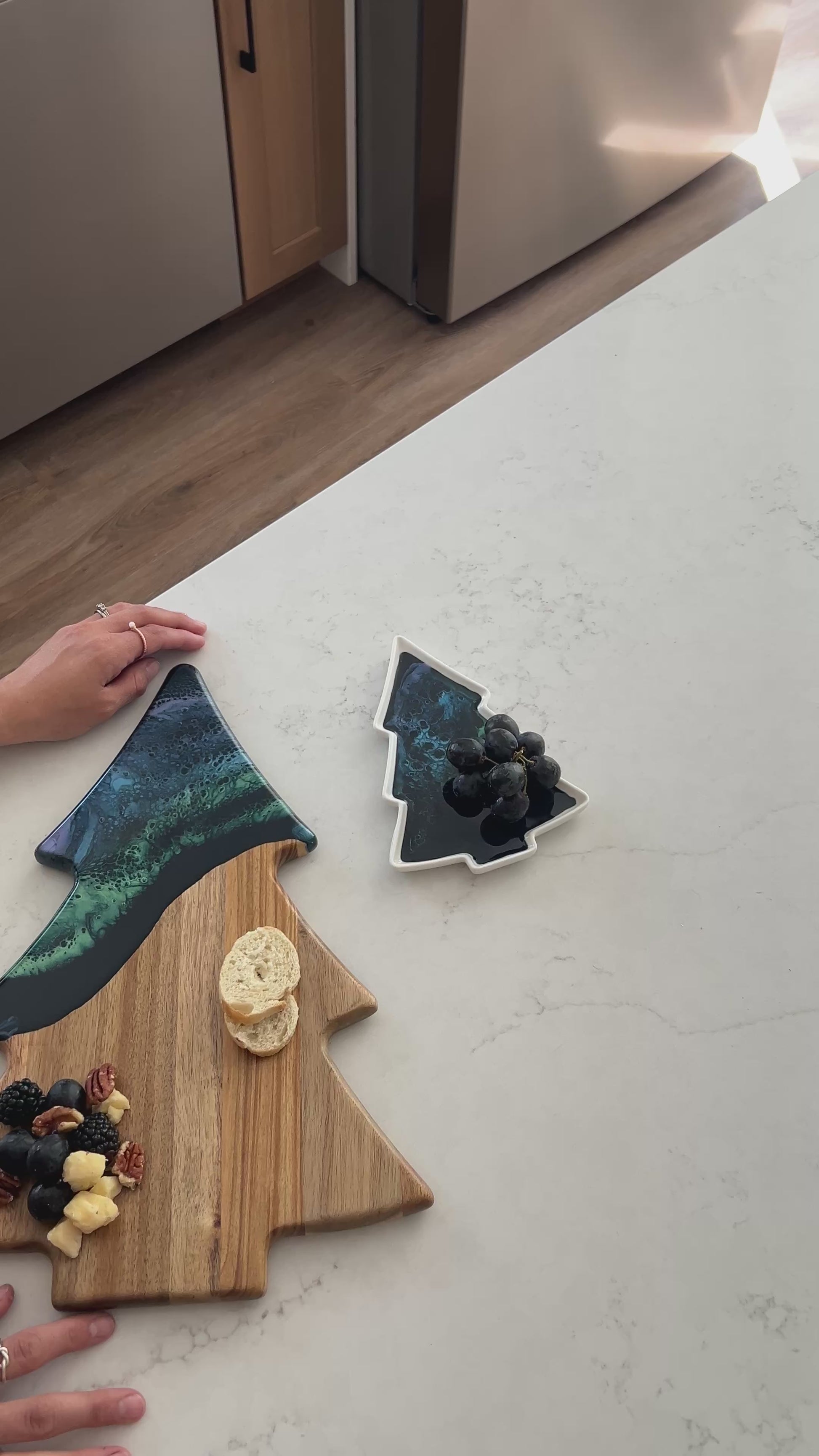 video of the northern lights Christmas tree board and matching ceramic tray 