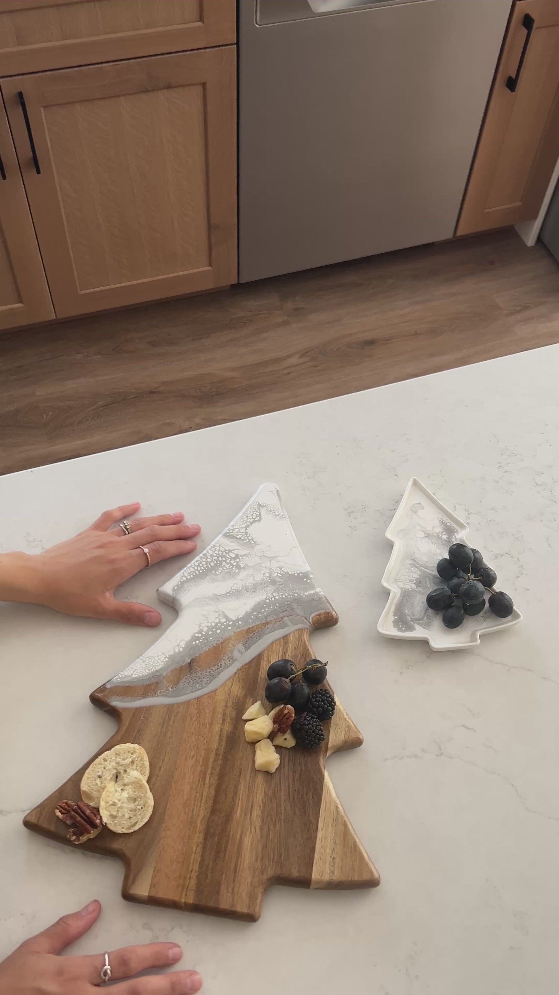 video of the silver metallic Christmas tree board and matching ceramic tray 