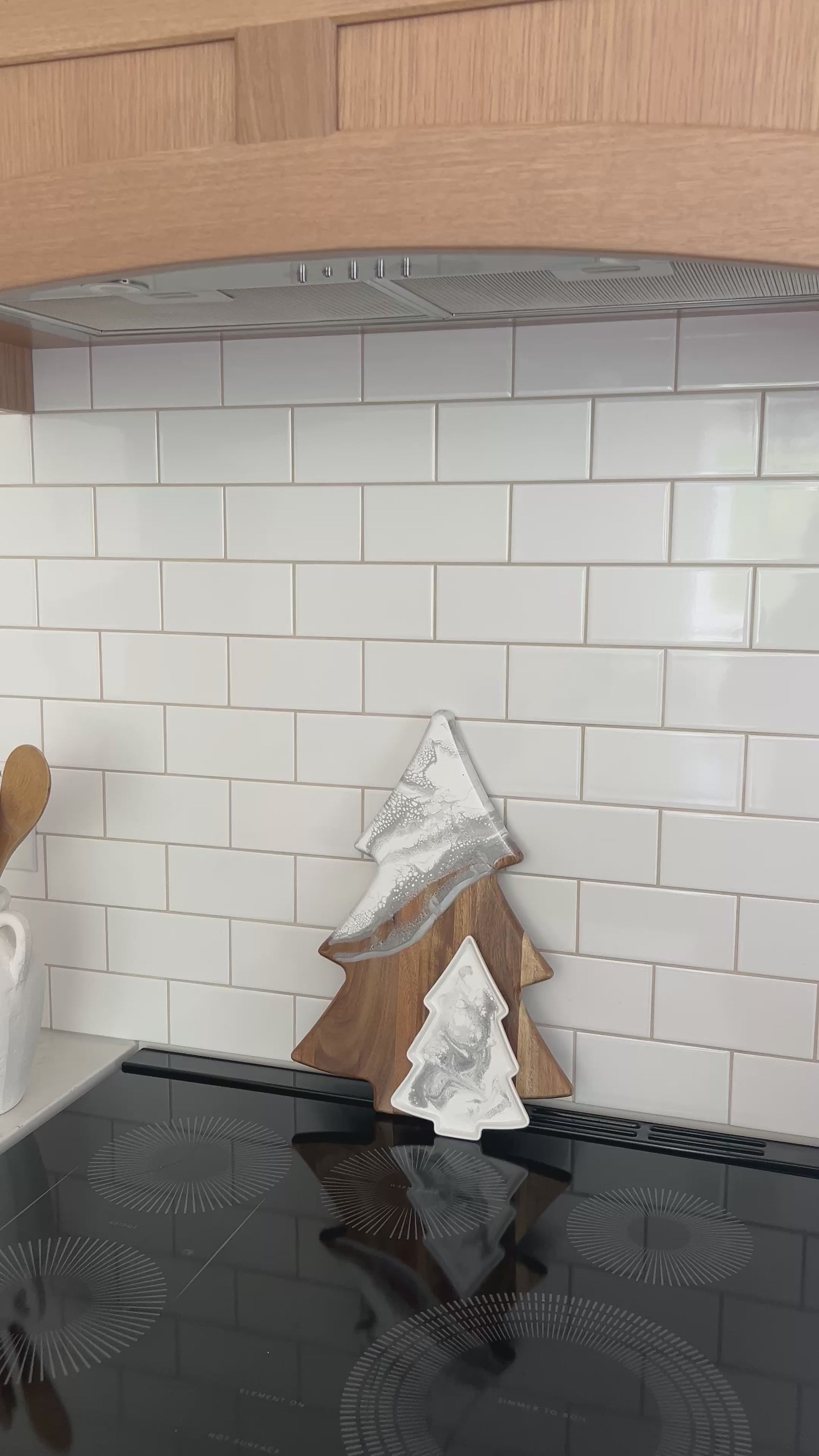 video of the silver metallic Christmas tree board and matching ceramic tray 