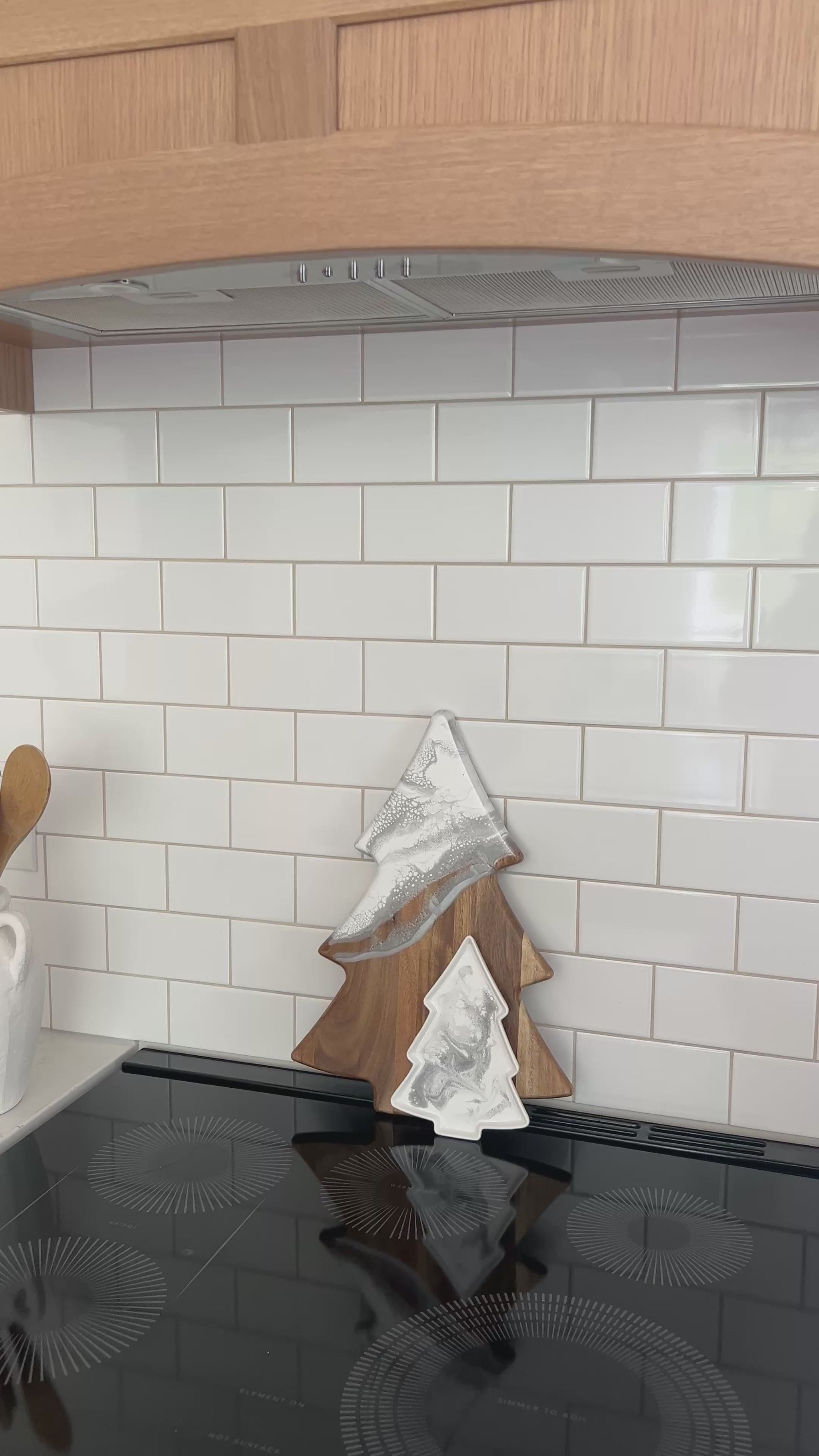 video of the silver metallic Christmas tree board and matching ceramic tray 
